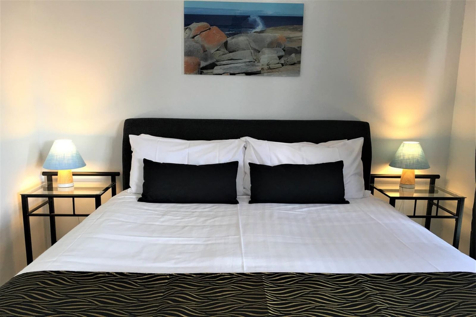 Comfortable room with queen size bed and sea views